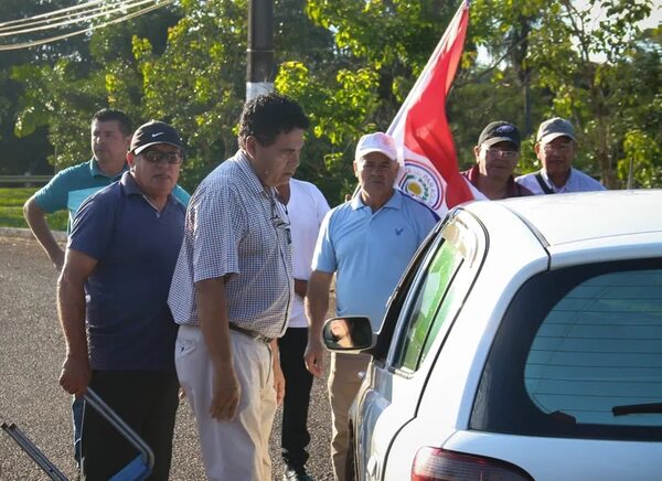 Exobreros de Itaipú cierran entrada del lado paraguayo de la represa - ABC en el Este - ABC Color