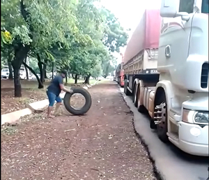 PMT sorprende a camionero tirando cubierta usada en la ruta PY02