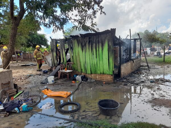 Fuego deja sin vivienda a una pobre familia