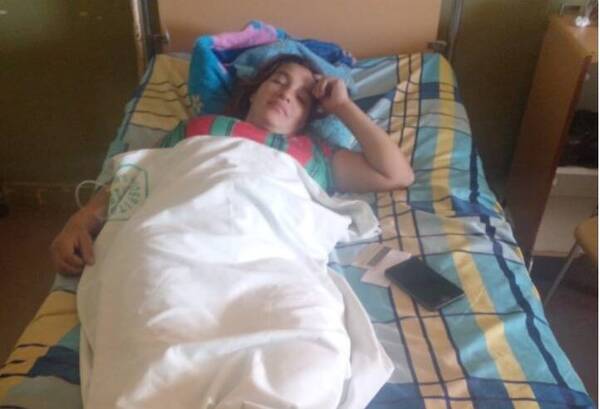 ¡De terror! Denució que su bebe'i nació ¡en el suelo!, estando ella acostada en el pasillo del hospital