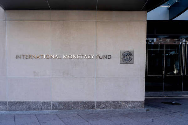 El acuerdo de endeudamiento de Argentina con el FMI presenta irregularidades según informe de auditoría - Revista PLUS