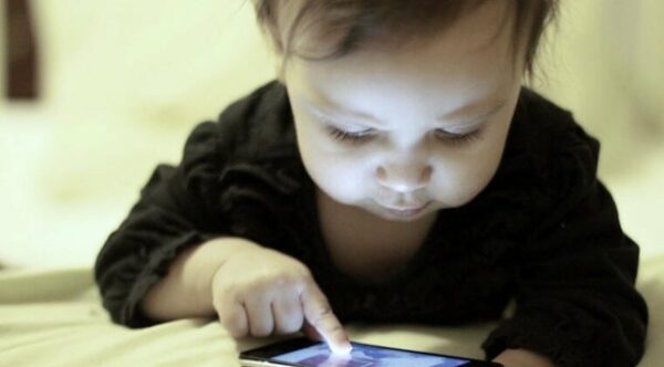Recomiendan evitar exponer a niños menores de dos años de vida a pantallas