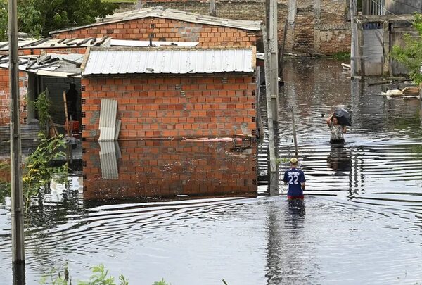 Damnificados de Asunción denuncian lenta ayuda y piden víveres para ollas populares - Nacionales - ABC Color