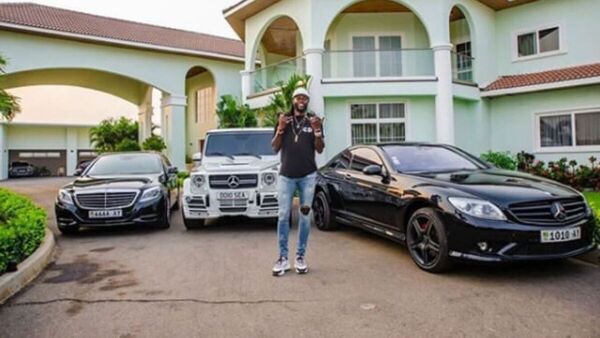 Adebayor pureó de nuevo por su mansión y colección de autos lujosos