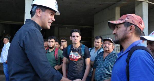 La Nación / Santi Peña estuvo con obreros: “Sueño con un Paraguay que le dé más oportunidades a la gente”