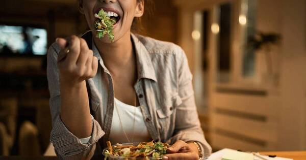 La Nación / ¿Qué dice la ciencia sobre cenar tarde?