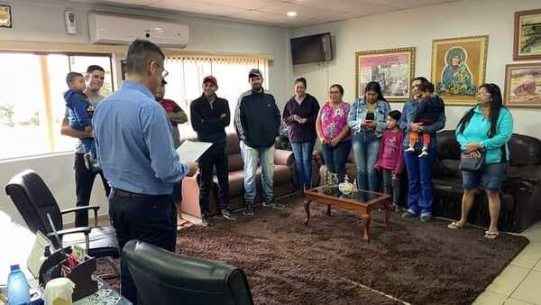 Ronald Acevedo entregó contratos de arrendamiento de lotes municipales en Pedro Juan Caballero