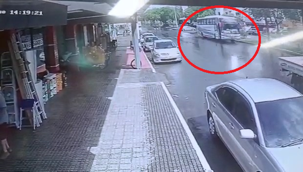 Bus quedó sin frenos y chofer tuvo que ir en reversa por varios metros en plena avenida encarnacena