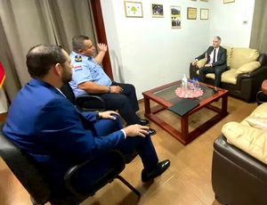 Embajador de EE.UU. se reunió con director de Policía del Alto Paraná - La Clave