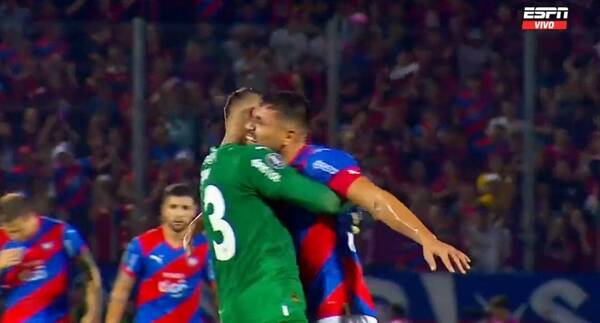 [VIDEO] El abrazo entre Jean Fernandes y Juan Patiño del que todos hablan