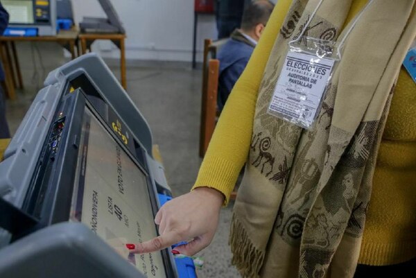 Diario HOY | Destacan buen funcionamiento de las máquinas de votación