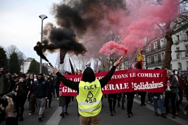 VIDEO: Decretazo de Macron aviva las protestas contra la reforma jubilatoria - Mundo - ABC Color