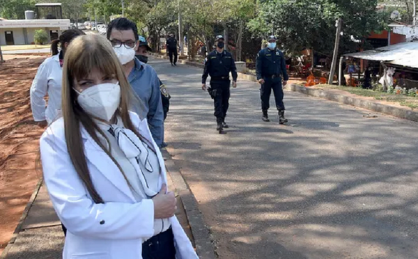 Enfermeros se defienden y critican a directora del Hospital de Itauguá - Noticiero Paraguay