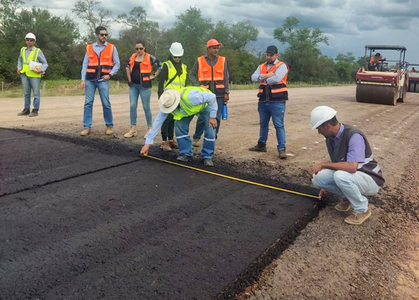 Obras de la Ruta de la Leche avanzan con la pista de prueba para colocación de concreto asfáltico