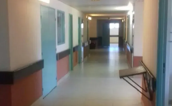 Bebé que nació en el piso del Hospital está en terapia intensiva y con posible neumonía - Noticiero Paraguay