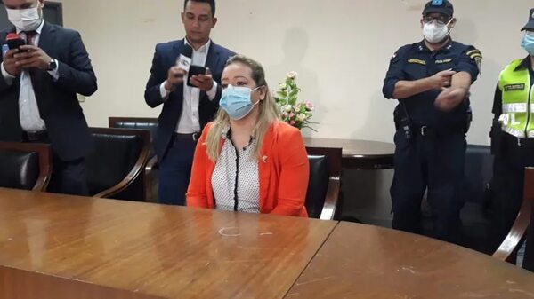Parto en el piso: Fiscala inspecciona el sitio donde nació el bebé en Hospital Nacional - Nacionales - ABC Color