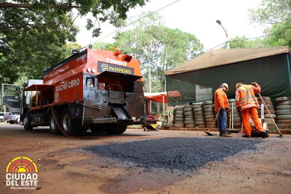 Moderna máquina bacheadora comenzó a reparar calles de Ciudad del Este - Noticde.com