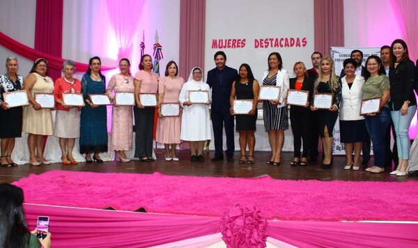 Mujeres destacadas fueron galardonadas