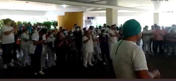 Parto en el piso: Enfermeros amenazan a directora de hospital que admitió negligencia - ADN Digital
