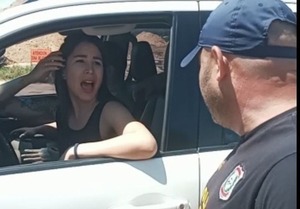 Conceden arresto domiciliario a funcionaria fiscal retenida con camioneta robada - Radio Imperio
