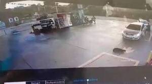 [VIDEO] ¡De terror! Le pasó por encima a un firulais ¡dos veces!