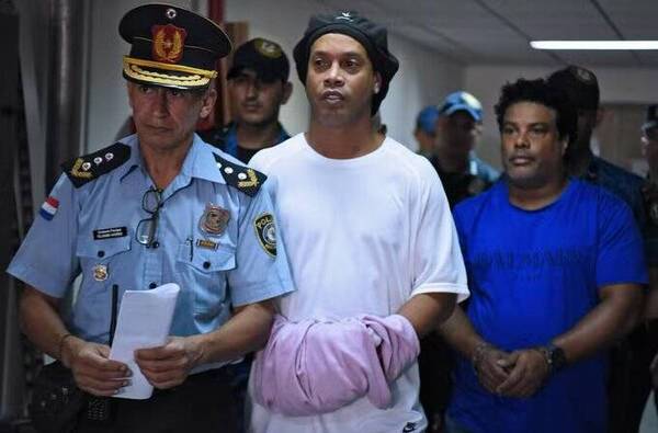 Ronaldinho se acordó de su pase por la cárcel: "Pensé que me iban a pegar"