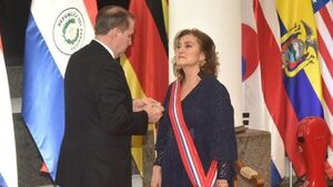 Berta regresó con el Grammy y recibió condecoración