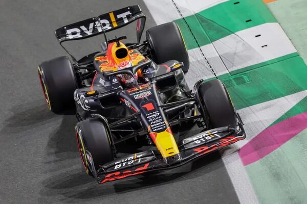 Verstappen, por delante de Alonso y ‘Checo’ en Yeda; Sainz fue décimo - Automovilismo - ABC Color