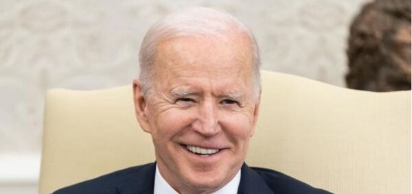 Joe Biden pide al Congreso reforzar las sanciones contra los ejecutivos bancarios dejando claro que "nadie está por encima de la ley" - Revista PLUS