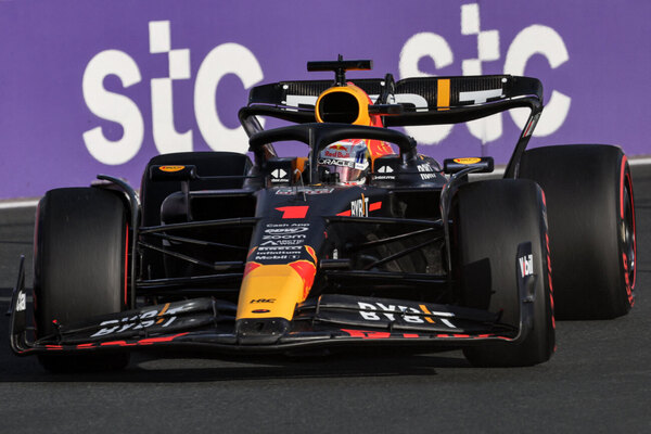 Versus / Un imparable Verstappen marca el ritmo en las libres en Yedá