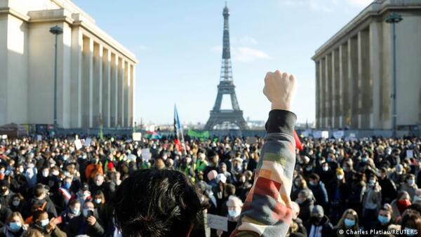 París enfrenta una jornada de bloqueos contra la reforma de las pensiones impulsada por Macron - ADN Digital