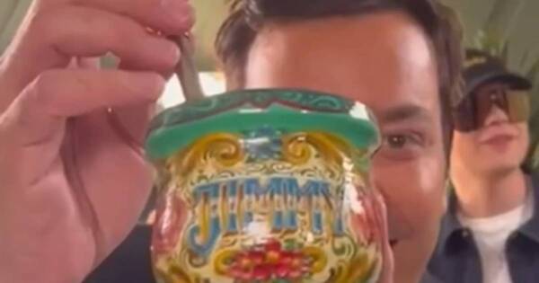 La Nación / Bizarrap sorprendió a Jimmy Fallon con un kit para tomar mate