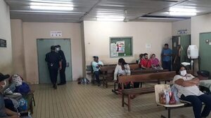 El relato de la mamá que tuvo a su hijo en el piso del Hospital Nacional - Nacionales - ABC Color