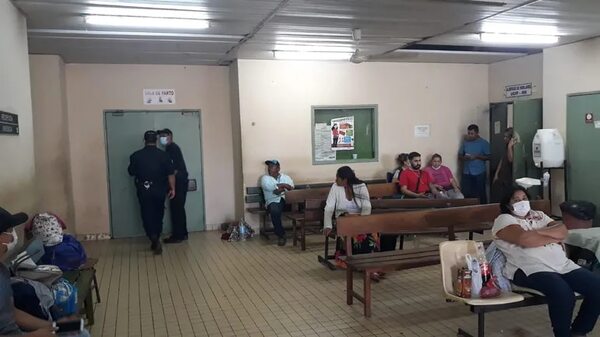 El relato de la mamá que tuvo a su hijo en el piso del Hospital Nacional - Nacionales - ABC Color