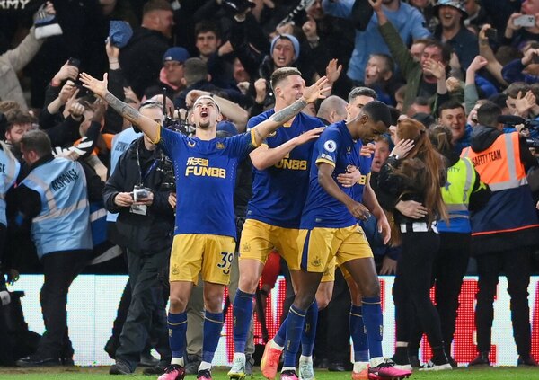 Versus / Newcastle consigue un triunfo agónico y se acerca a los puestos de Champions