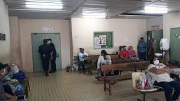 Ordenan detención de enfermera del Hospital de Itauguá tras parto en el pasillo
