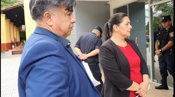 Presidenta de Junta Departamental de Caazapá intentó desalojar a la gobernadora Miriam Mongelós - Nacionales - ABC Color