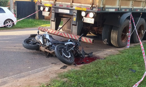 Joven motociclista fallece tras chocar contra un camión de gran porte en Coronel Oviedo - OviedoPress