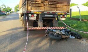 Motoca fallece tras chocar contra camión estacionado