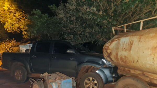 Un ladrón torpe intenta robar camioneta y choca antes de huir