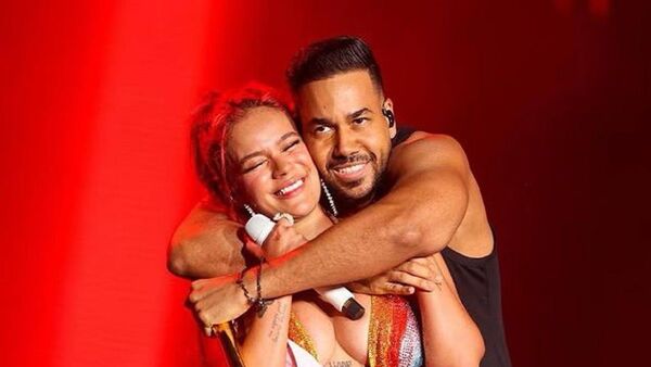 Romeo Santos apareció de sorpresa en el concierto de Karol G