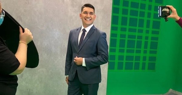 Estaba hablando sobre un doble homicidio y su camarógrafo se cae de espalda en vivo