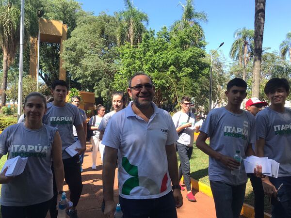 Acompañado de jóvenes, Cerini presentó a los encarnacenos sus proyectos