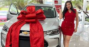 Exconductora de TV peló camionetaza de regalo