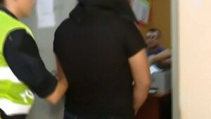 Enfermera implicada en parto en el piso se entrega a la Policía