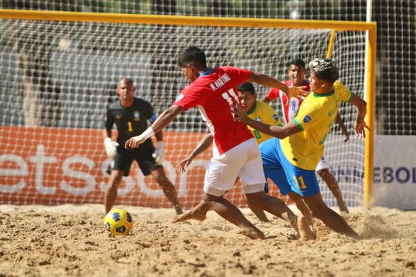 Versus / Paraguay sucumbe ante Brasil y perderá la corona en la Copa América de Fútbol Playa
