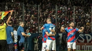 Churin llena de "flores" a Claudio Aquino tras su tremendo golazo y clasificación de Cerro