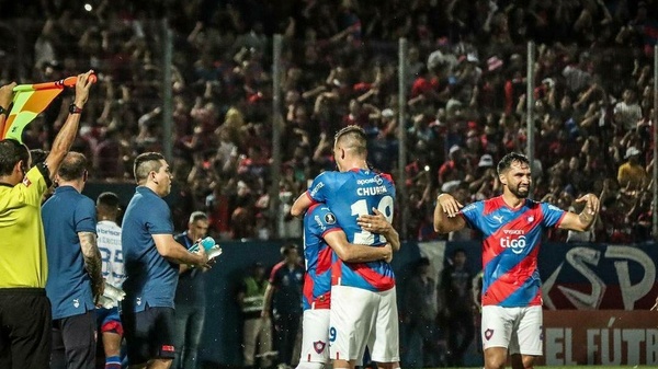 Churin llena de "flores" a Claudio Aquino tras su tremendo golazo y clasificación de Cerro