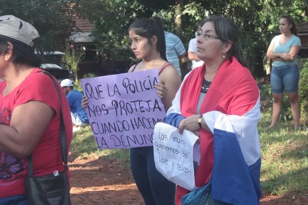 Feminicidio en Natalio: Familiares y vecinos se manifiestan para exigir justicia - Nacionales - ABC Color