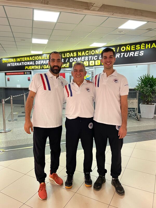Peloteros paraguayos viajan con destino al mundial de España - La Tribuna